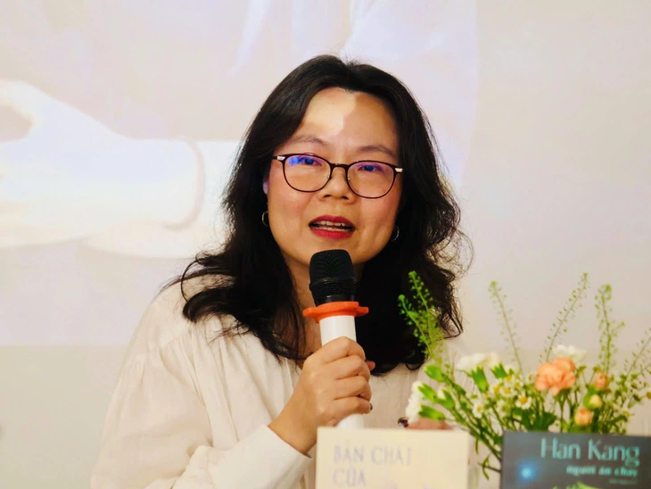 'Han Kang ngoài đời là người nhẹ nhàng, gần gũi nhưng khi cầm bút thì rất quyết liệt' - Ảnh 2. Han Kang - Ảnh 2.