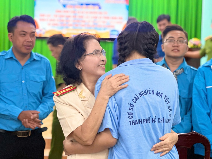 Nữ thương binh, Anh hùng Lực lượng vũ trang tâm sự với thanh thiếu niên cai nghiện ma túy - Ảnh 2.