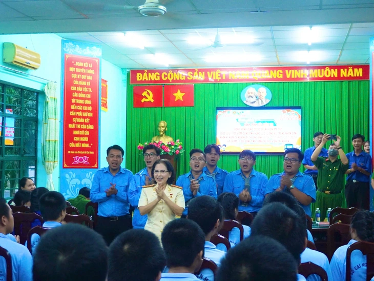 Nữ thương binh, Anh hùng Lực lượng vũ trang tâm sự với thanh thiếu niên cai nghiện ma túy - Ảnh 1.