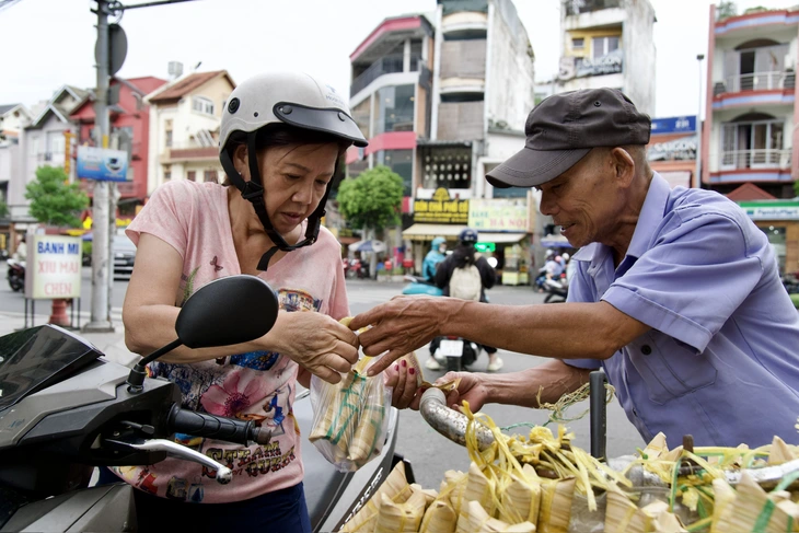 Vượt trăm cây số lên TP.HCM bán bánh mưu sinh - Ảnh 1.