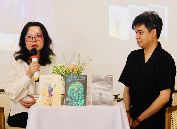 'Han Kang ngoài đời là người nhẹ nhàng, gần gũi nhưng khi cầm bút thì rất quyết liệt' - Ảnh 3. 'Han Kang là người nhẹ nhàng, gần gũi nhưng khi cầm bút thì rất quyết liệt' - Ảnh 3.