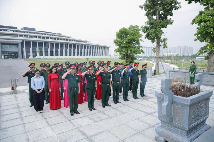 ‘Viết tiếp giấc mơ độc lập của những người ngã xuống’ - Ảnh 4. ‘Viết tiếp giấc mơ độc lập của những người ngã xuống’ - Ảnh 4.