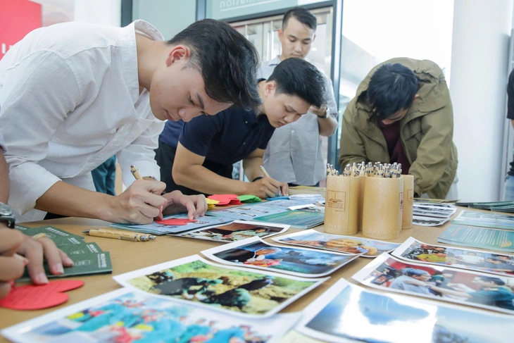 ‘Viết tiếp giấc mơ độc lập của những người ngã xuống’ - Ảnh 3. ‘Viết tiếp giấc mơ độc lập của những người ngã xuống’ - Ảnh 3.