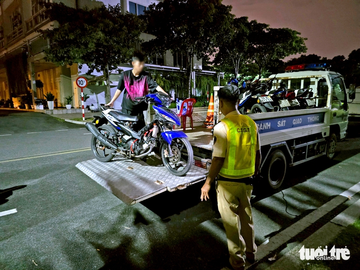 CSGT xuyên đêm 'vây ráp' nhóm chạy xe độ pô, lạng lách trong khu đô thị Sala - Ảnh 1.