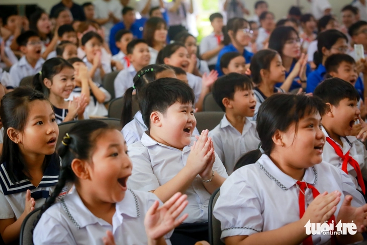 Bí thư Nguyễn Văn Nên trao tặng thiết bị học tập cho 3 trường học tiêu biểu ở đặc khu Côn Đảo - Ảnh 3.