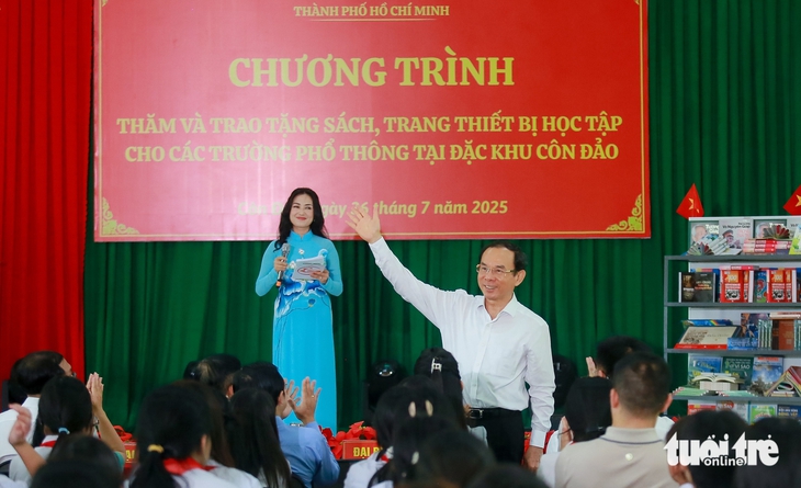 Bí thư Nguyễn Văn Nên trao tặng thiết bị học tập cho 3 trường học tiêu biểu ở đặc khu Côn Đảo - Ảnh 4.