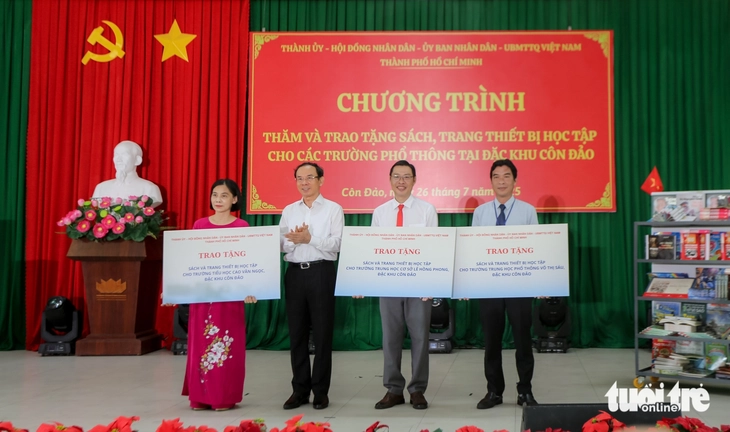 Bí thư Nguyễn Văn Nên trao tặng thiết bị học tập cho 3 trường học tiêu biểu ở đặc khu Côn Đảo - Ảnh 5.