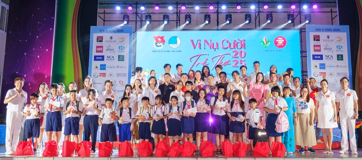 Đội tình nguyện viên nghệ sĩ - Ảnh 4.