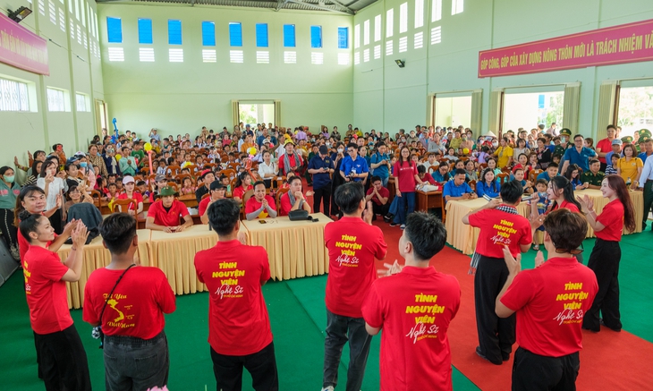 Đội tình nguyện viên nghệ sĩ - Ảnh 6.