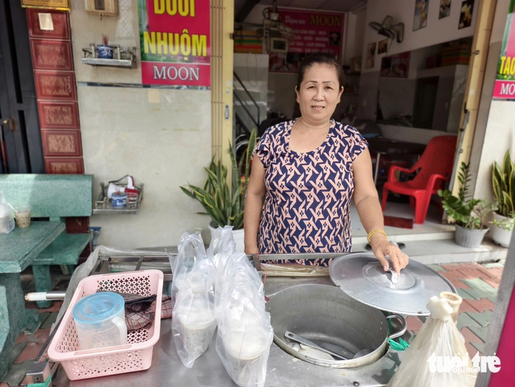 Nhiều người mua chè giúp người bán bị té gãy chân - Ảnh 1.