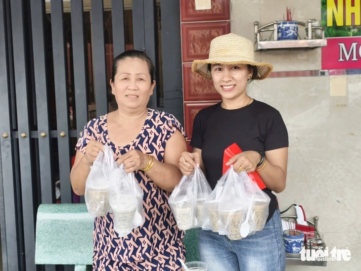Nhiều người mua chè giúp người bán bị té gãy chân - Ảnh 2.