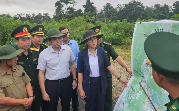 Bí thư Quảng Ngãi bất ngờ kiểm tra cửa khẩu lúc tinh mơ - Ảnh 5.