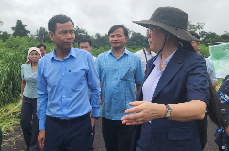 Bí thư Quảng Ngãi kiểm tra thực địa vị trí dự kiến mở cửa khẩu kết nối Campuchia - Ảnh 3.