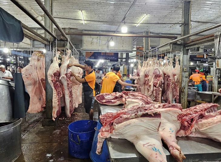 Thịt heo rớt giá, sức mua vẫn giảm vì dịch tả châu Phi  - Ảnh 1.