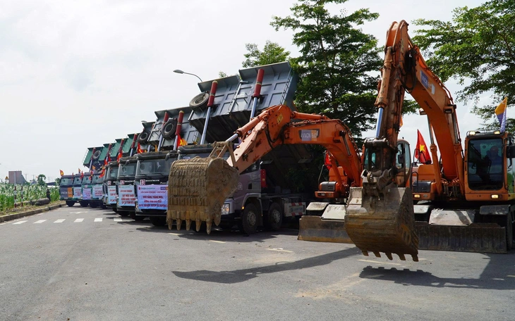 Công nhân thi công xuyên lễ trên công trường cao tốc Cao Lãnh - An Hữu - Ảnh 2.