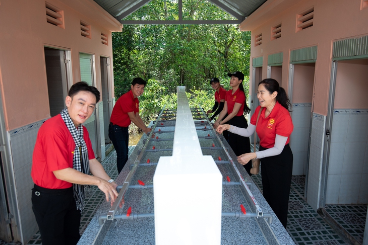 Đội tình nguyện viên nghệ sĩ TP.HCM lắp đèn năng lượng mặt trời, sửa chữa nhà vệ sinh ở Cà Mau - Ảnh 2.