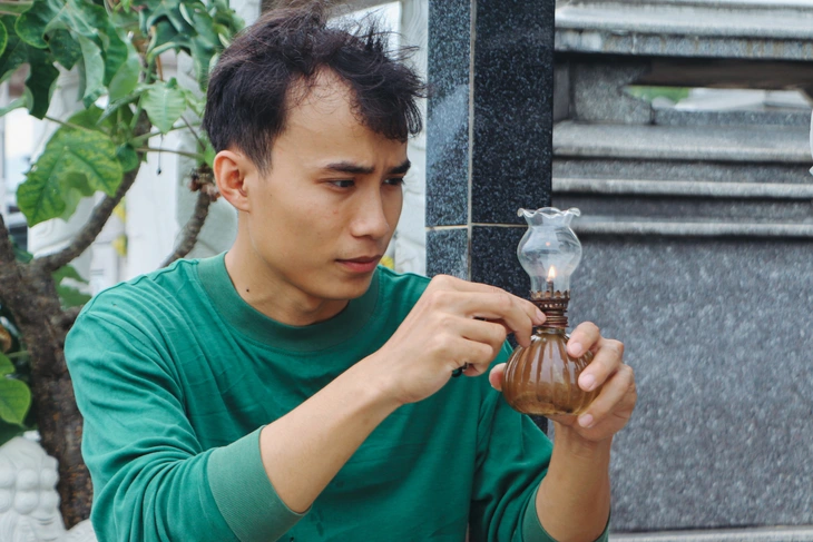 trông mộ - Ảnh 1.