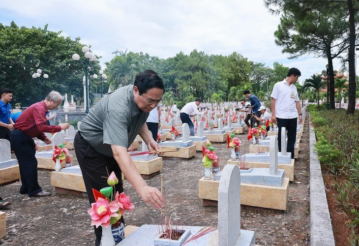 Thủ tướng Phạm Minh Chính tri ân các lãnh đạo tiền bối và người có công tại Quảng Trị và Huế - Ảnh 2.