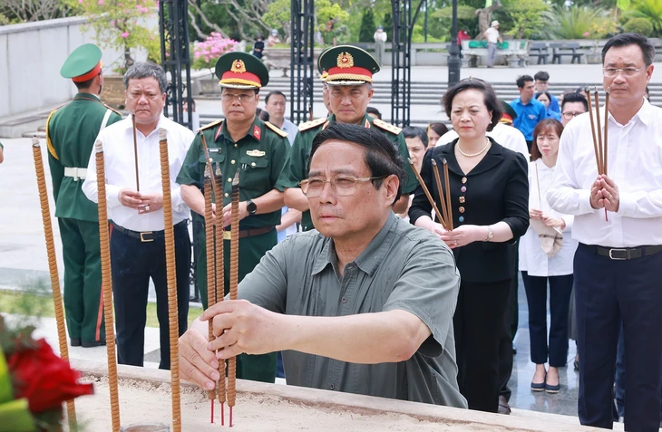 Thủ tướng Phạm Minh Chính tri ân các lãnh đạo tiền bối và người có công tại Quảng Trị và Huế - Ảnh 1.