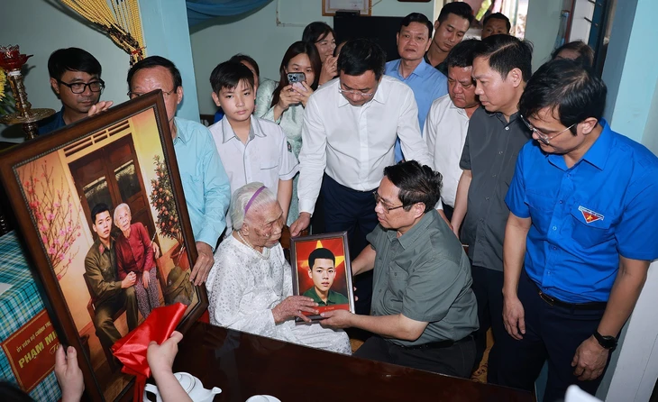 Thủ tướng Phạm Minh Chính tri ân các lãnh đạo tiền bối và người có công tại Quảng Trị và Huế - Ảnh 3.