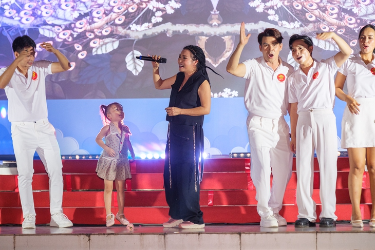 Đội tình nguyện viên nghệ sĩ - Ảnh 7.