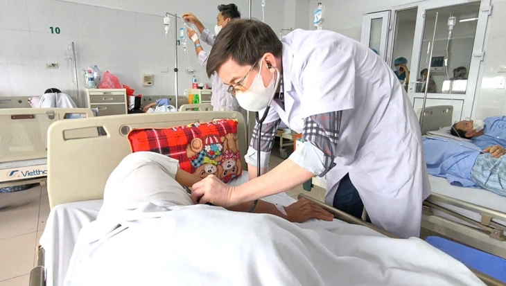Ăn tiết canh, nem chua: Hai người nhập viện, mất thính lực vĩnh viễn - Ảnh 1.