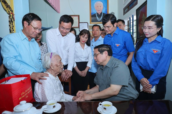 Thủ tướng Phạm Minh Chính tri ân các lãnh đạo tiền bối và người có công tại Quảng Trị và Huế - Ảnh 4.