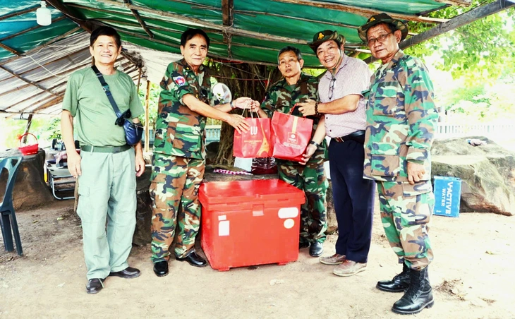 Người thương binh thành bác sĩ giúp đời - Ảnh 1.