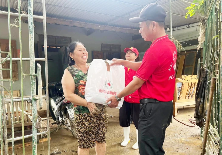 Đến vùng lũ Nghệ An cứu trợ bà con, liên hệ đầu mối nào? - Ảnh 1.