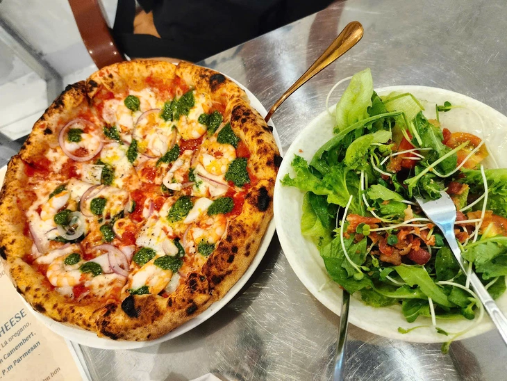 Quẹo hẻm tìm quán của Phú, ăn pizza Ý vị heo quay cải chua - Ảnh 2. pizza - Ảnh 3.