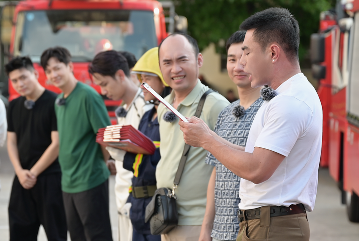 Chiến sĩ quả cảm: Một bước lao vào, ngàn trái tim xúc động - Ảnh 2. Chiến sĩ quả cảm: Một bước lao vào, ngàn trái tim xúc động - Ảnh 2.