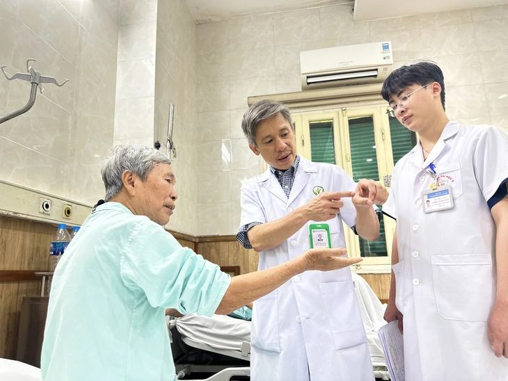 Mảnh đạn găm vào cánh tay người thương binh suốt nửa thế kỷ - Ảnh 1. Phẫu thuật lấy mảnh đạn găm trong cánh tay người thương binh suốt nửa thế kỷ - Ảnh 1.