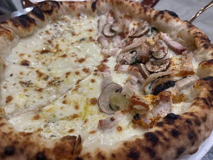 Quẹo hẻm tìm quán của Phú, ăn pizza Ý vị heo quay cải chua - Ảnh 1. pizza - Ảnh 1.