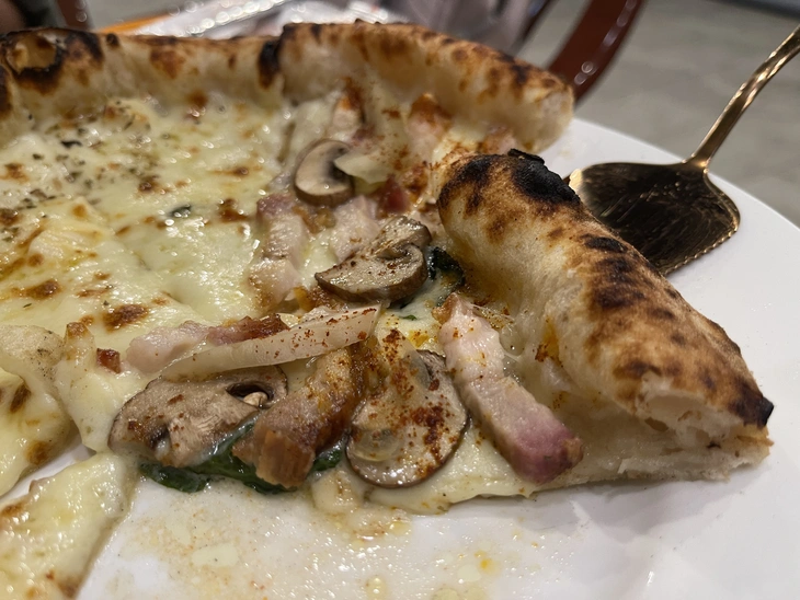 Quẹo hẻm tìm quán của Phú, ăn pizza Ý vị heo quay cải chua - Ảnh 3. pizza - Ảnh 4.