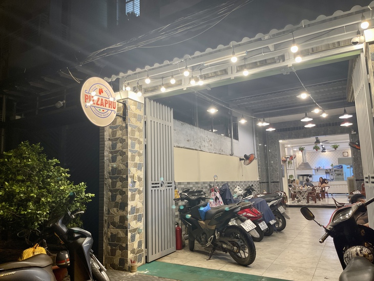 Quẹo hẻm tìm quán của Phú, ăn pizza Ý vị heo quay cải chua - Ảnh 2. pizza - Ảnh 2.