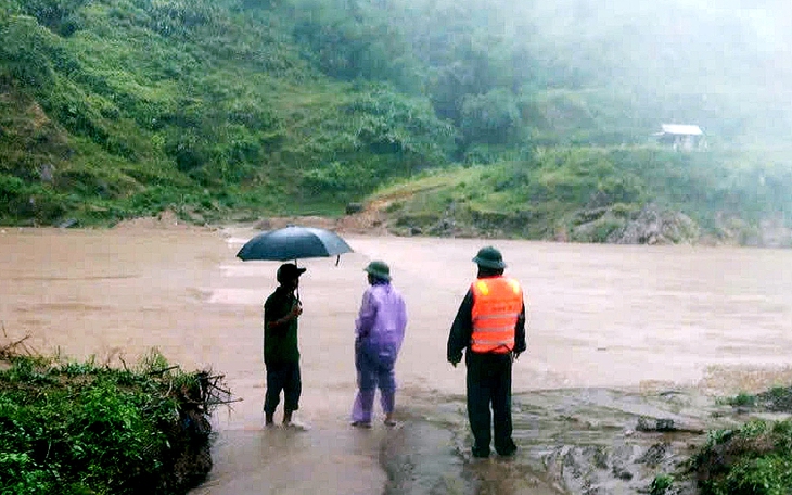 Ô tô chở 4 người bị nước cuốn trôi sau khi vượt rào cảnh báo đã được tìm thấy - Ảnh 2.