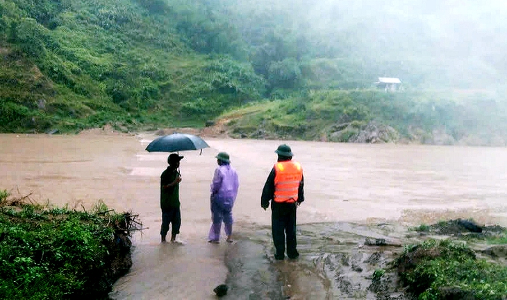 Ô tô con bị lũ cuốn khi liều lĩnh tháo rào chắn băng qua ngầm tràn ngập lũ - Ảnh 1.