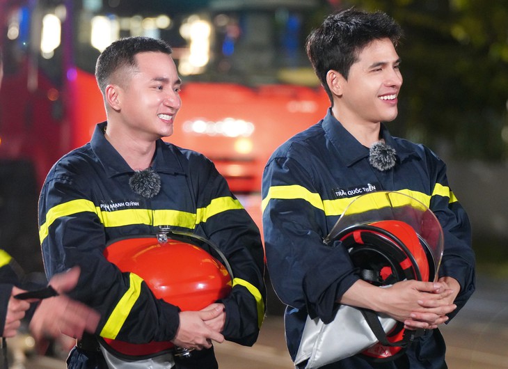 Chiến sĩ quả cảm: Một bước lao vào, ngàn trái tim xúc động - Ảnh 1. chiến sĩ quả cảm - Ảnh 1.