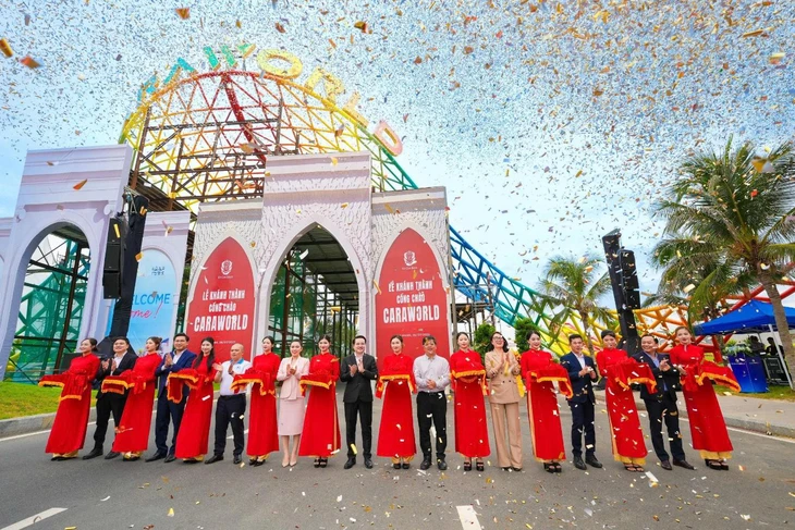 cổng chào CaraWorld - Ảnh 1.