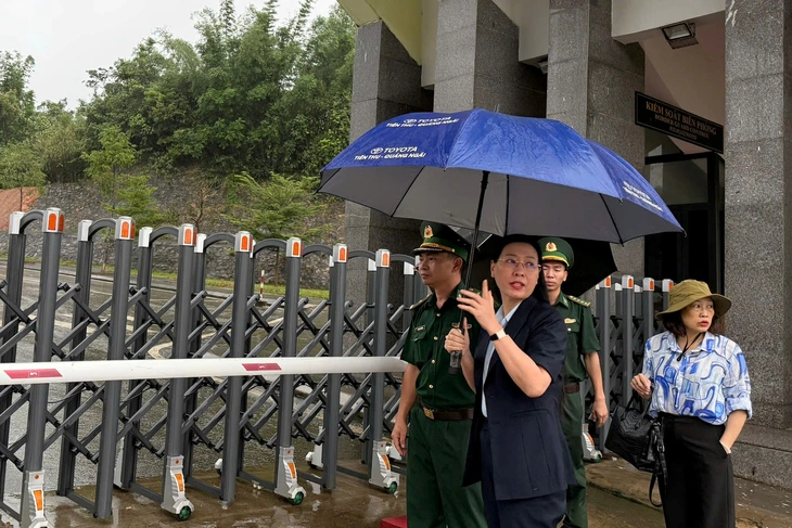 Bí thư Quảng Ngãi kiểm tra cửa khẩu lúc tinh mơ - Ảnh 3.