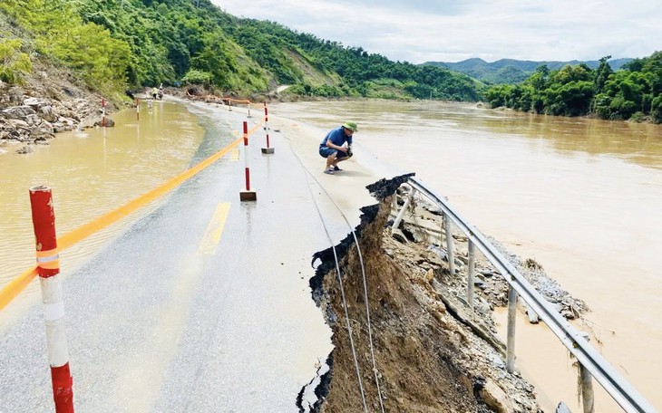 Người đàn ông khuyết tật góp 100.000 đồng là tiền bán vé số một ngày cho bà con vùng lũ Nghệ An - Ảnh 2.