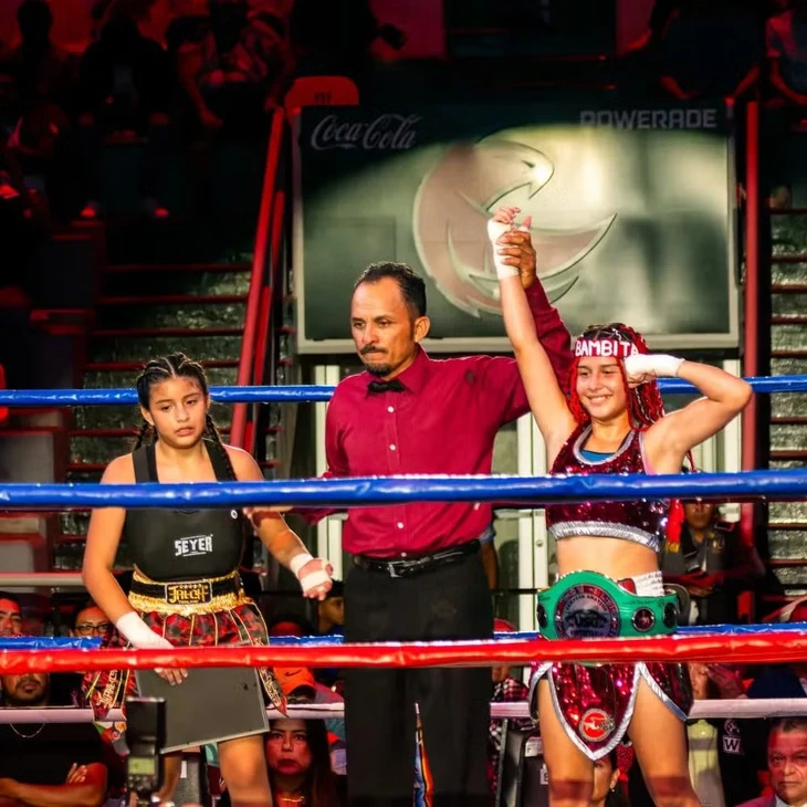 Tranh cãi nảy lửa chuyện nữ võ sĩ 12 tuổi đánh boxing chuyên nghiệp - Ảnh 1.