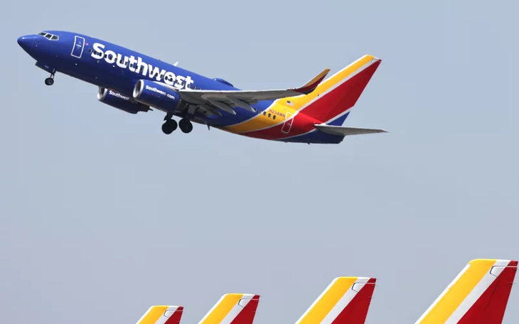 Máy bay của United Airlines quay đầu vì 'mất một phần cánh' - Ảnh 2.