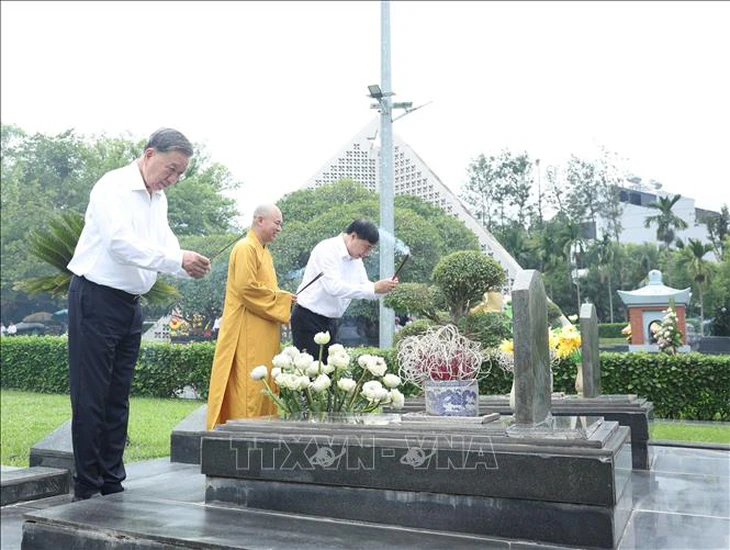 Tổng Bí thư Tô Lâm dâng hương tưởng niệm các anh hùng, liệt sĩ tại Điện Biên - Ảnh 1. Tổng Bí thư Tô Lâm dâng hương tưởng niệm các anh hùng liệt sĩ tại Điện Biên - Ảnh 1.
