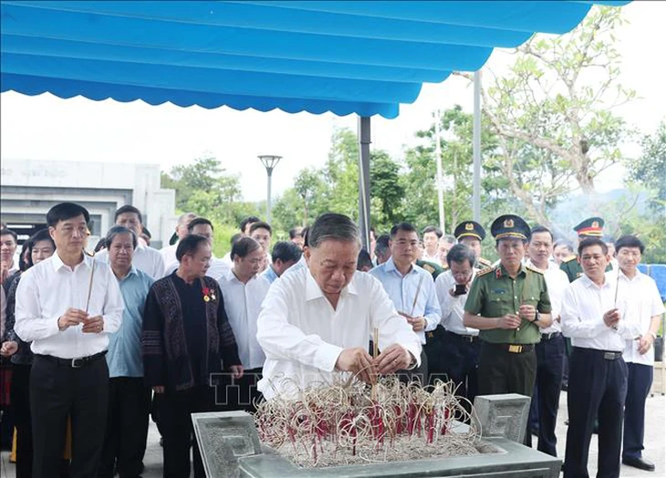Tổng Bí thư Tô Lâm dâng hương tưởng niệm các anh hùng, liệt sĩ tại Điện Biên - Ảnh 3. Tổng Bí thư Tô Lâm dâng hương tưởng niệm các anh hùng liệt sĩ tại Điện Biên - Ảnh 3.