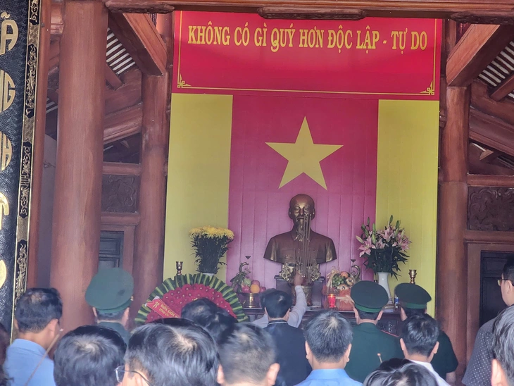 Lễ tri ân ở đền liệt sĩ Trường Sơn trên 'đỉnh trời' biên giới - Ảnh 3.