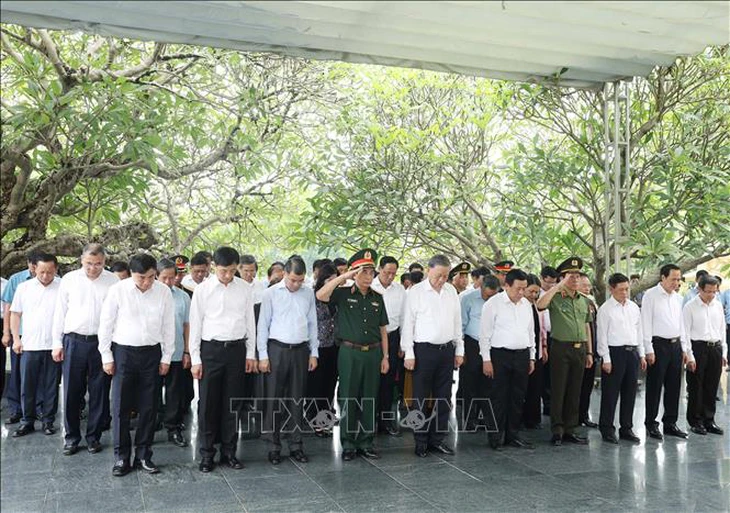 Tổng Bí thư Tô Lâm dâng hương tưởng niệm các anh hùng, liệt sĩ tại Điện Biên - Ảnh 2. Tổng Bí thư Tô Lâm dâng hương tưởng niệm các anh hùng liệt sĩ tại Điện Biên - Ảnh 2.