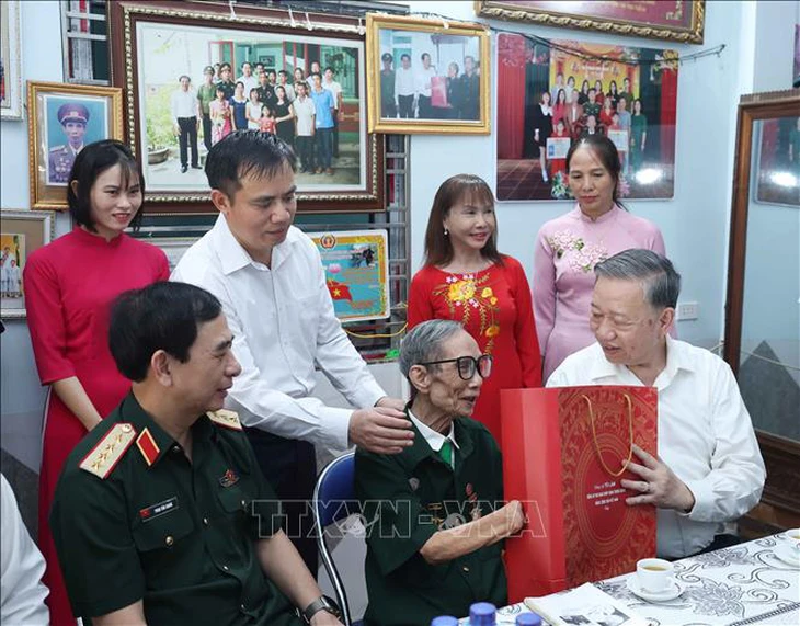 Tổng Bí thư Tô Lâm dâng hương tưởng niệm các anh hùng, liệt sĩ tại Điện Biên - Ảnh 5. tổng bí thư - Ảnh 4.