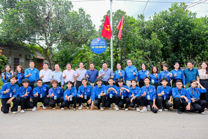 Tuổi trẻ Điện lực trở về Trường Sơn: Đi để hiểu giá trị của hòa bình - Ảnh 3. điện lực - Ảnh 3.