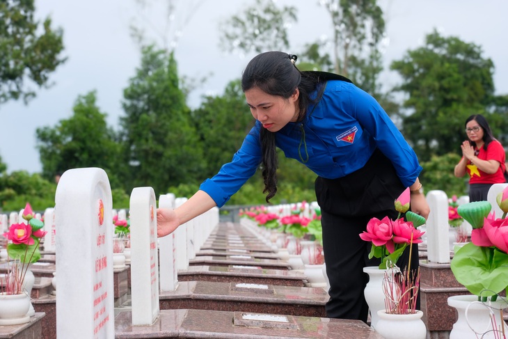 Tuổi trẻ Điện lực trở về Trường Sơn: Đi để hiểu giá trị của hòa bình - Ảnh 2. điện lực - Ảnh 2.